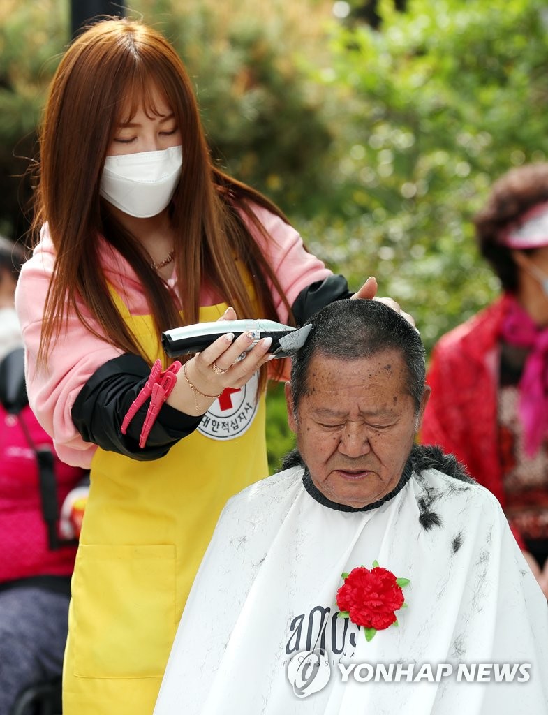 어르신 예쁘게 해드릴게요