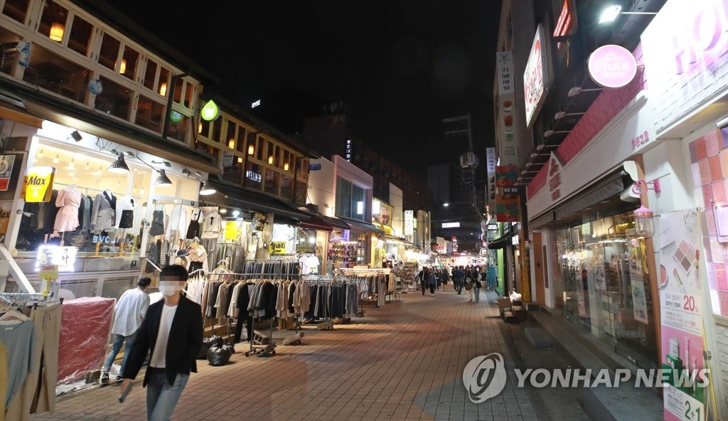 한산한 홍대 인근 거리