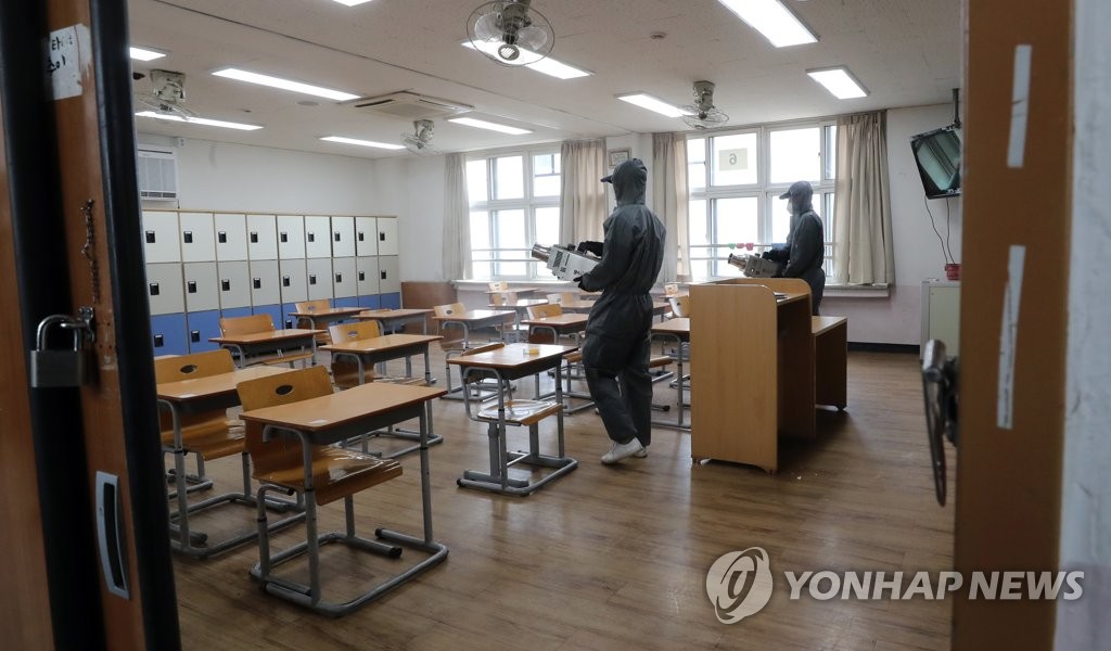 등교 개학 앞두고 방역중인 고3 교실