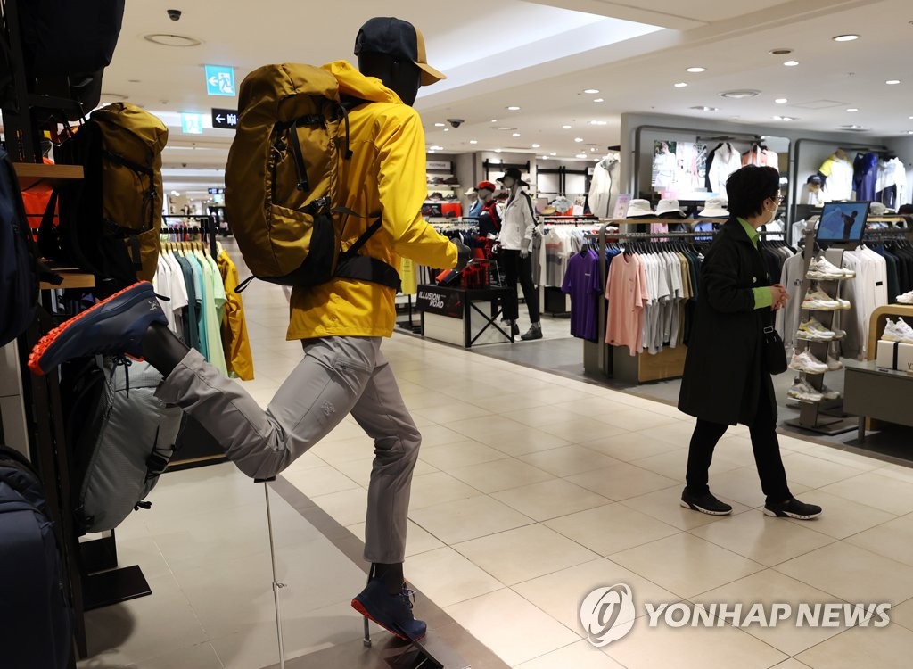 코로나19로 젊은 등산족 늘자 아웃도어 업계 활기