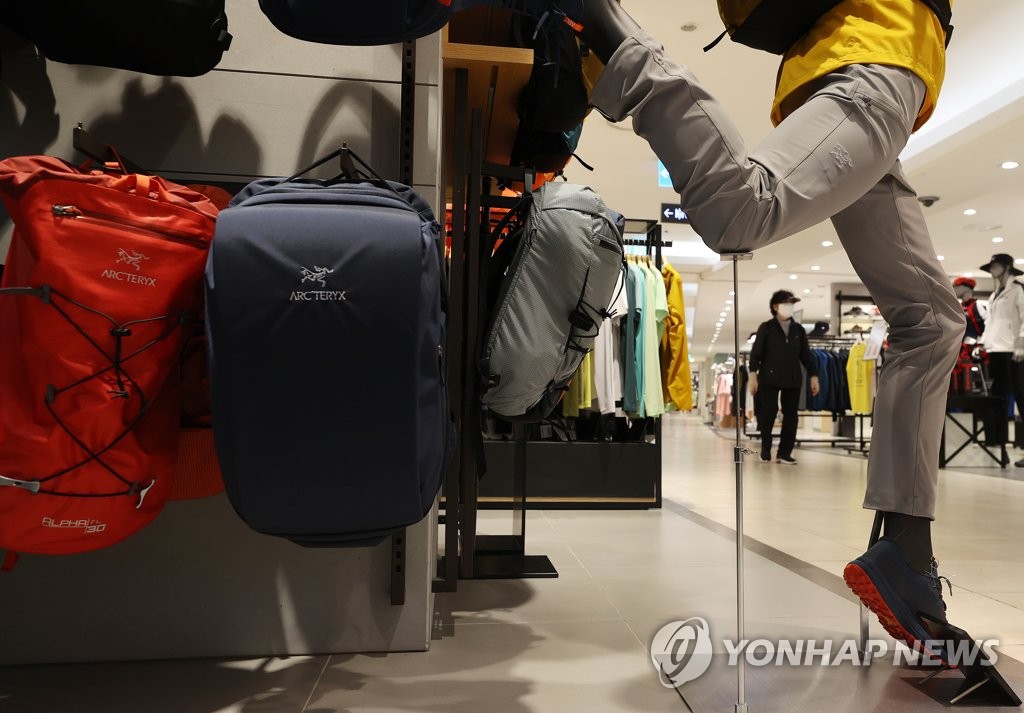 코로나19로 젊은 등산족 늘자 아웃도어 업계 활기