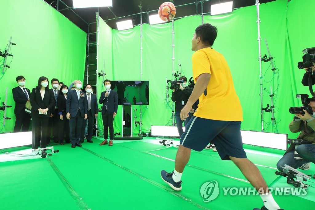 K-실감스튜디오 둘러보는 최기영 장관