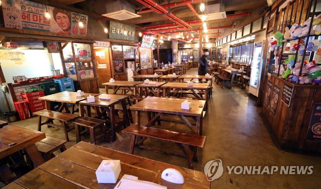 손님 없이 한산한 홍대 실내 포장마차