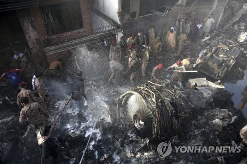 98명 탄 파키스탄 여객기 추락…생존자도 있어(종합3보)