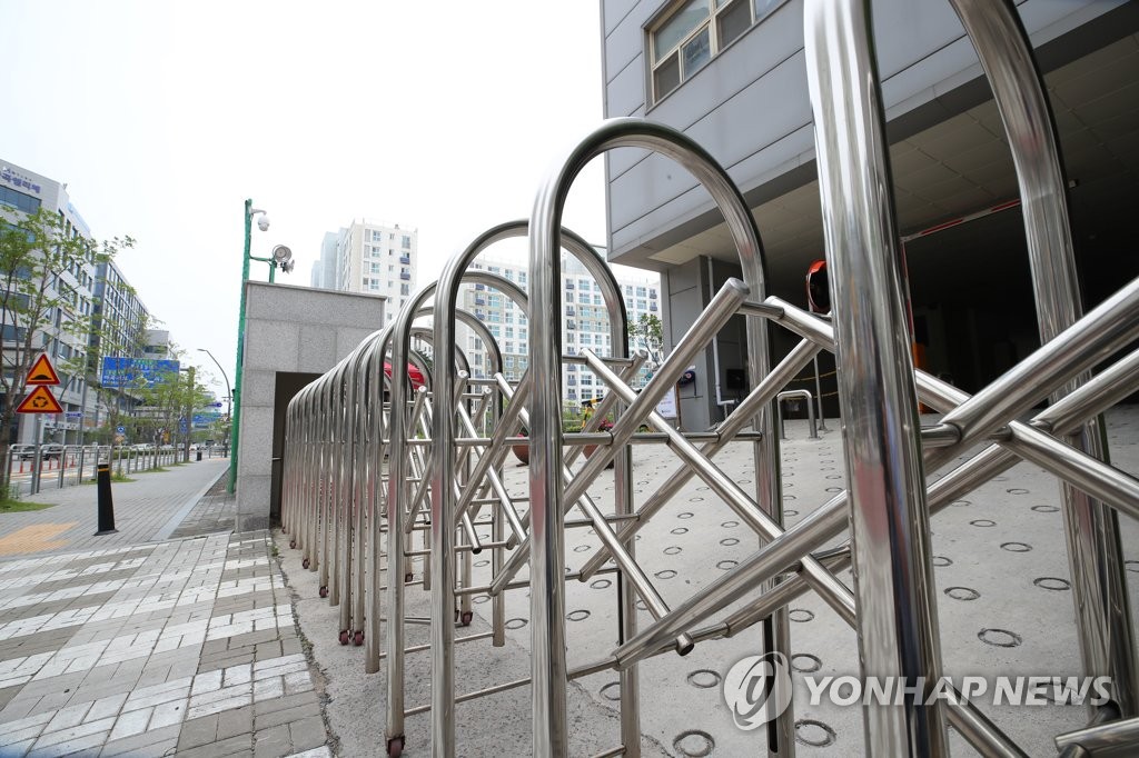 인근 학원 확진자 발생에 출입통제하는 초등학교