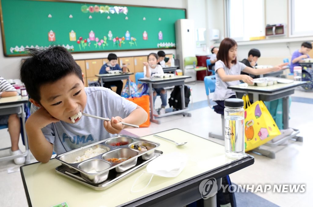 거리두기 실천하며 맛있는 점심식사