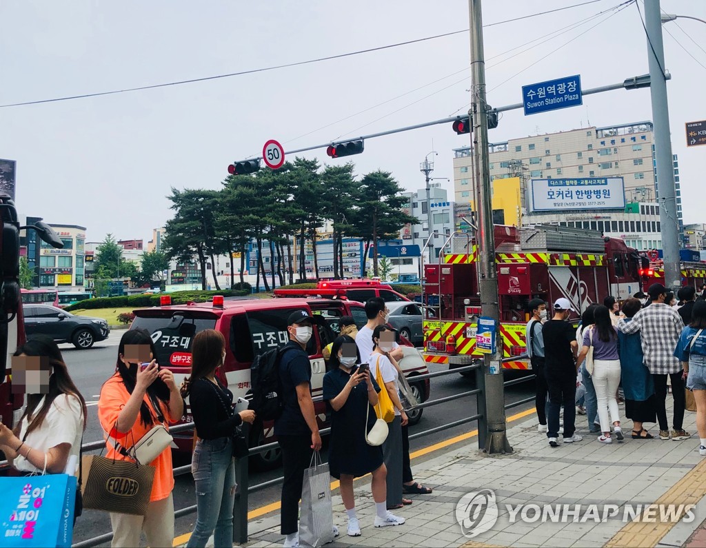 수원역 AK플라자 지하 1층서 불…다친 사람 없어(종합)