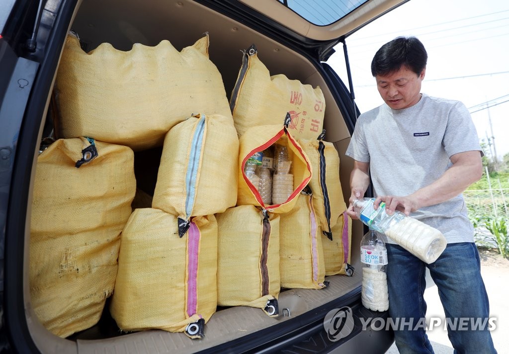 쌀 페트병 보여주는 박정오 큰샘 회장