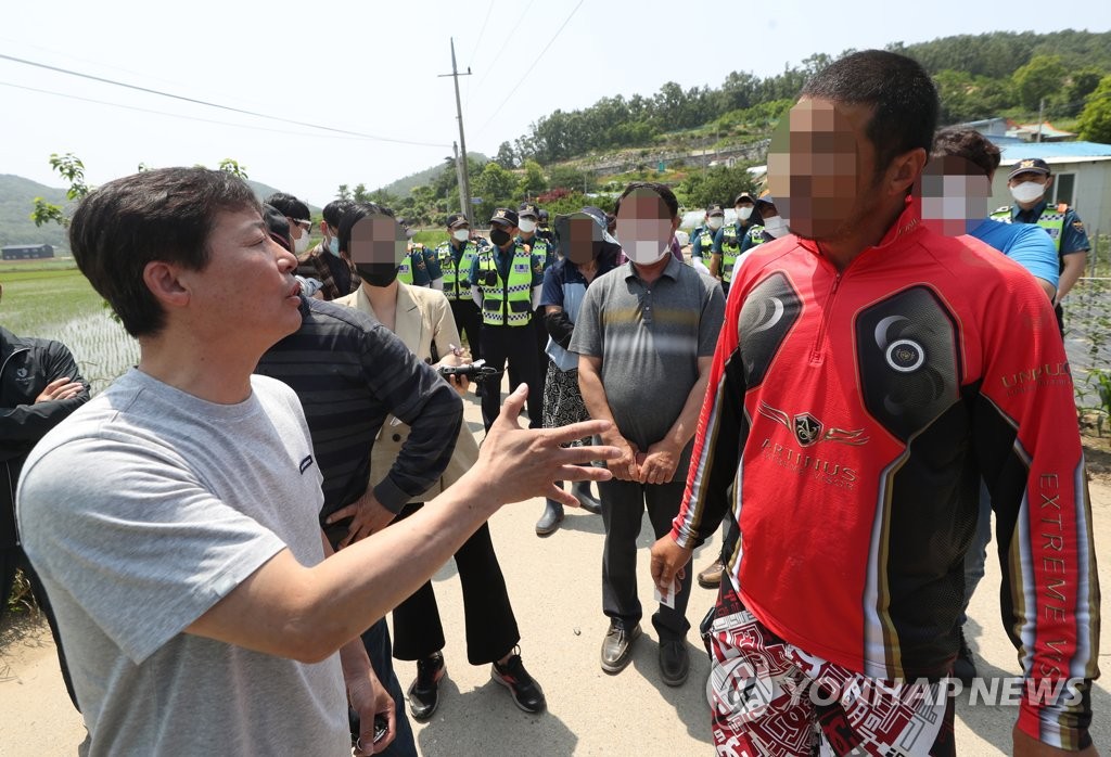 주민과 대립하는 박정오 큰샘 대표