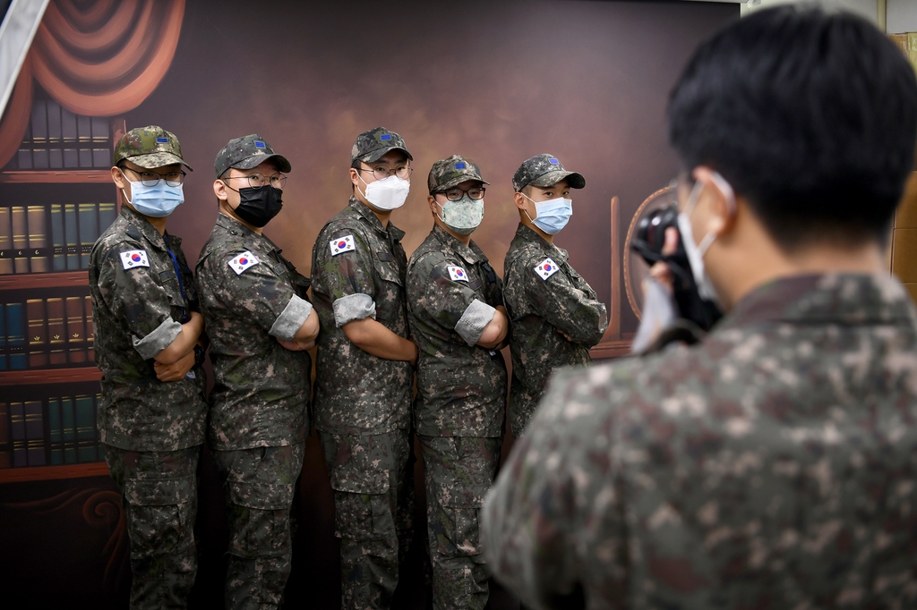장병들 우정사진 찰칵…공군 19전비 전우사진관 운영