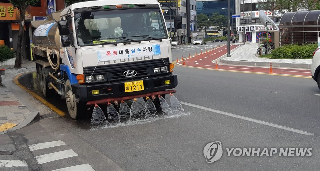 이글거리는 도로...춘천시 살수차 운영