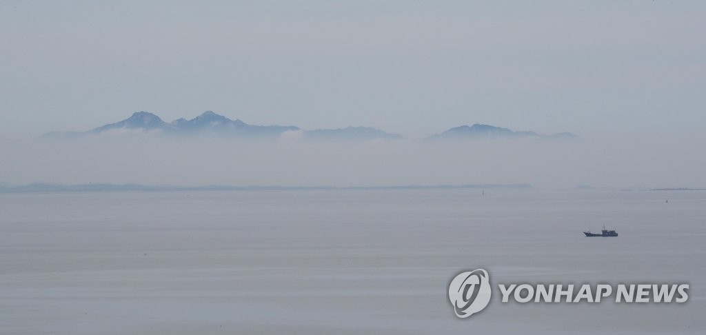 안개와 연무 자욱한 북한 해주 수양산
