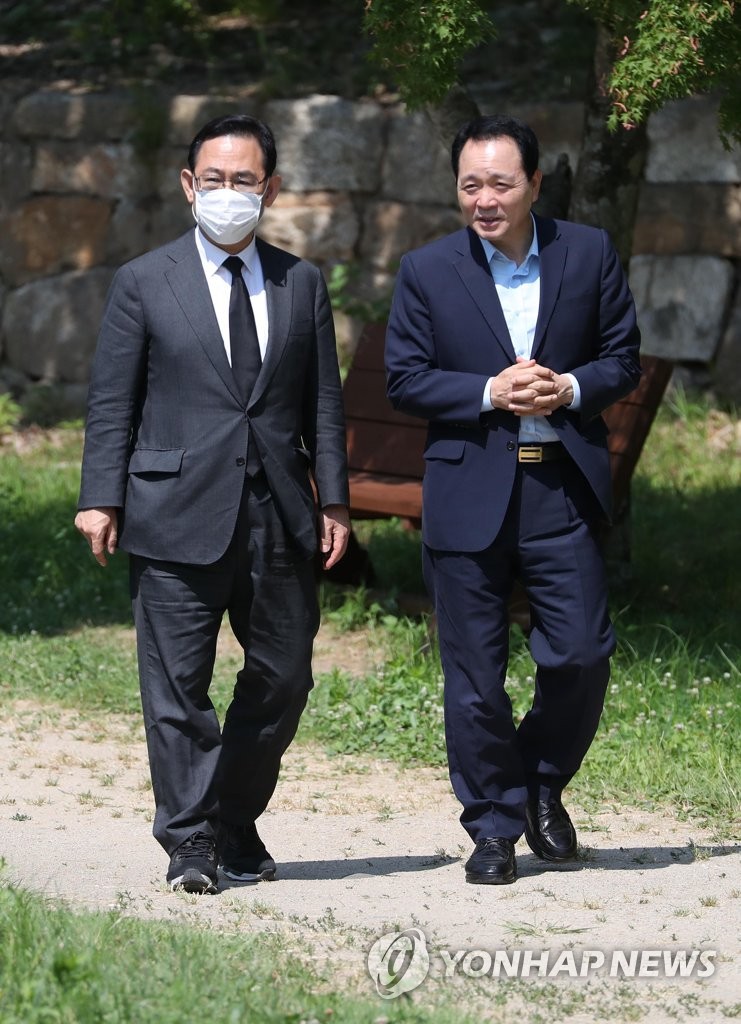 얘기 나누는 주호영 원내대표와 성일종 의원