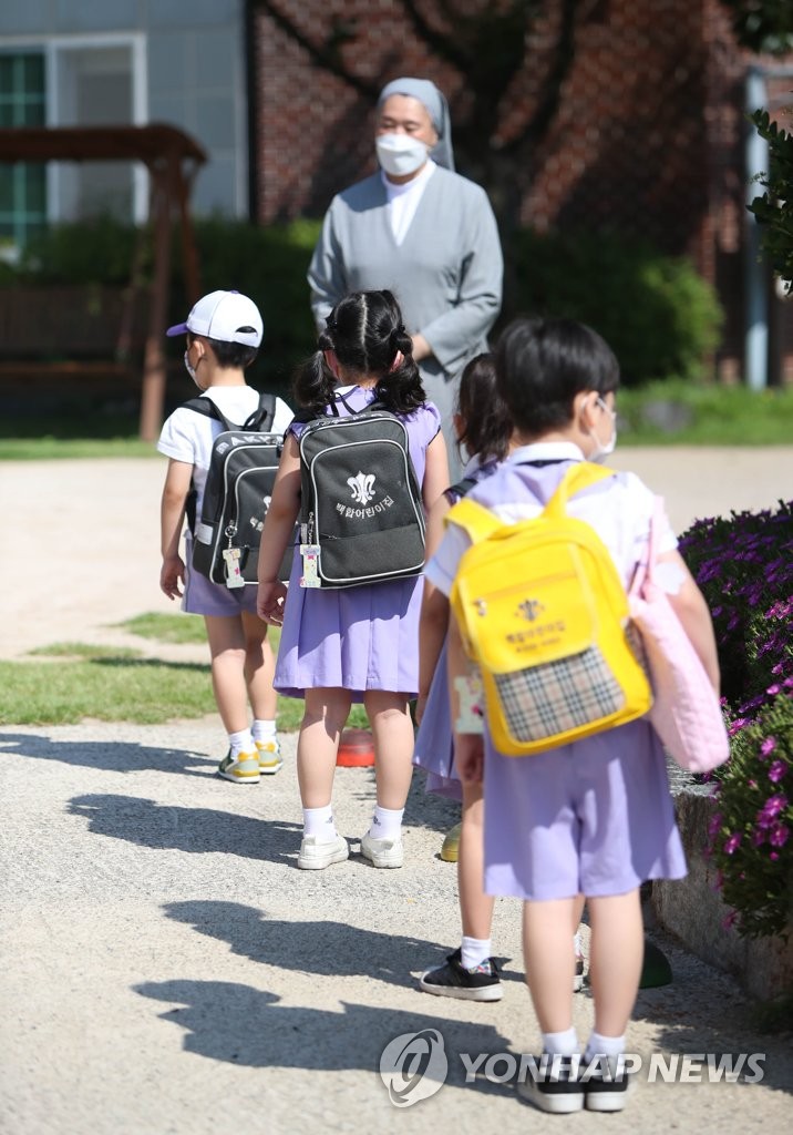 122일 만에 어린이집으로…거리 두기는 필수
