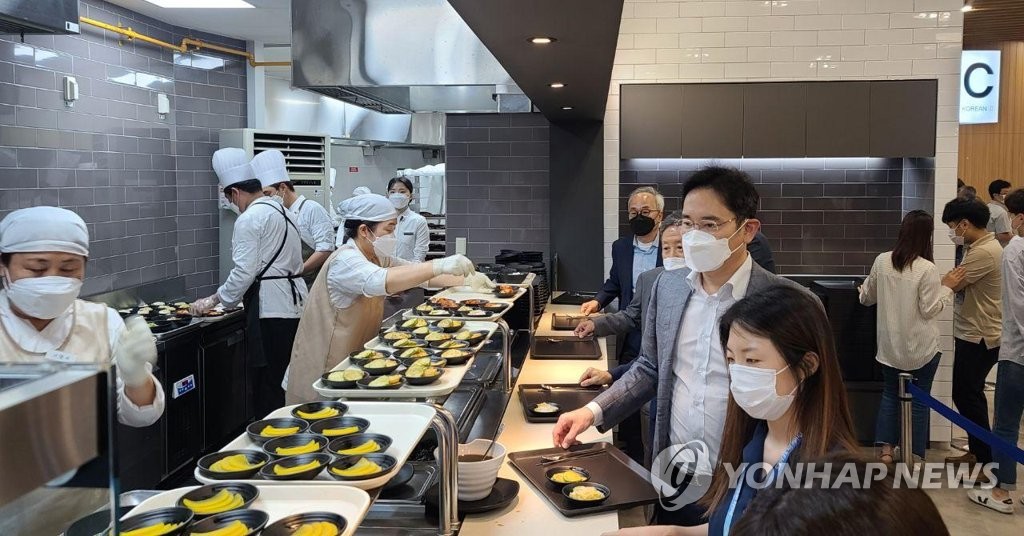 세메스 천안사업장 구내식당서 배식받는 이재용 부회장