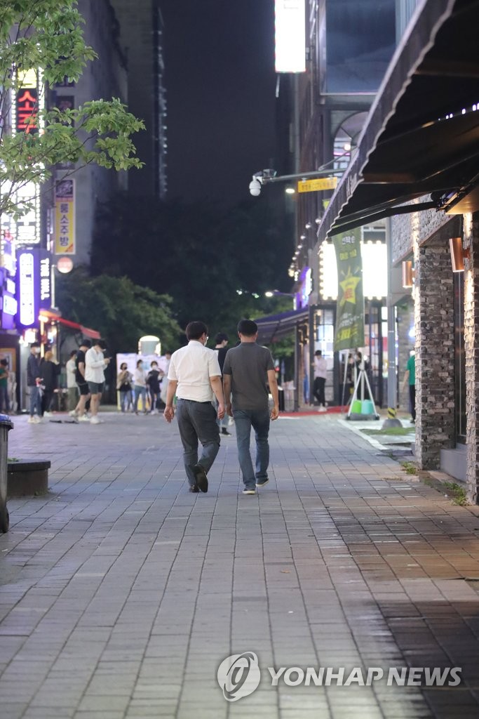 불금에도 한산한 광주 상무지구