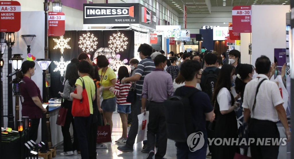 코리아 빌드 둘러보는 관람객