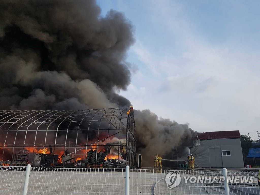 원주 메밀가루 공장서 불…소방당국 진화 중