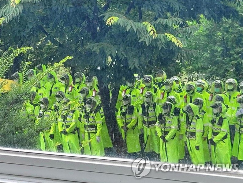 대기하는 경찰 인력