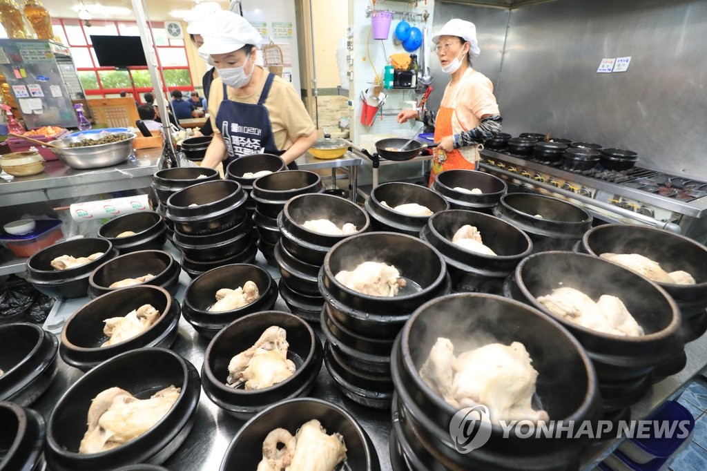 초복 앞두고 분주한 삼계탕집