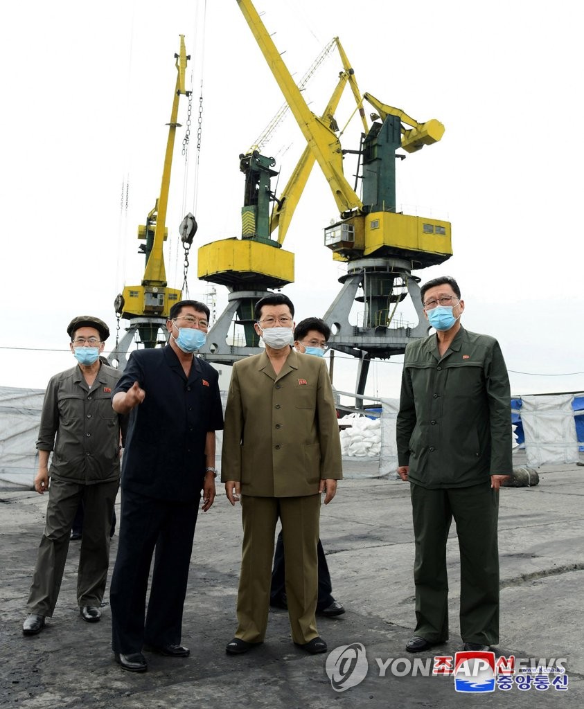 송림항 현장 점검하는 김재룡