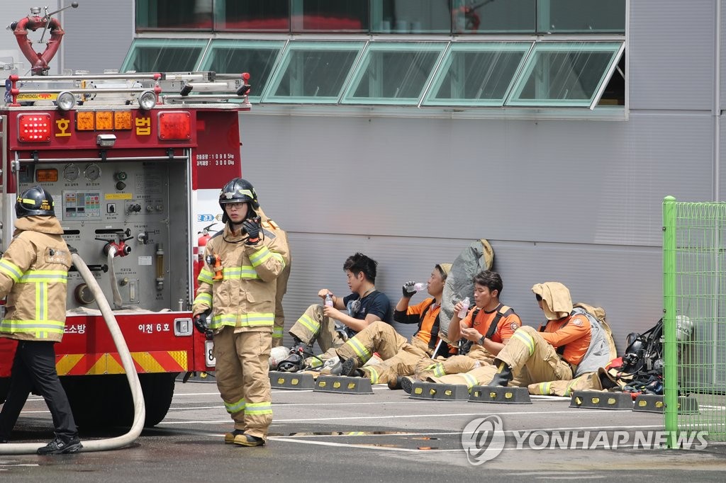 잠깐의 휴식 취하는 소방대원들