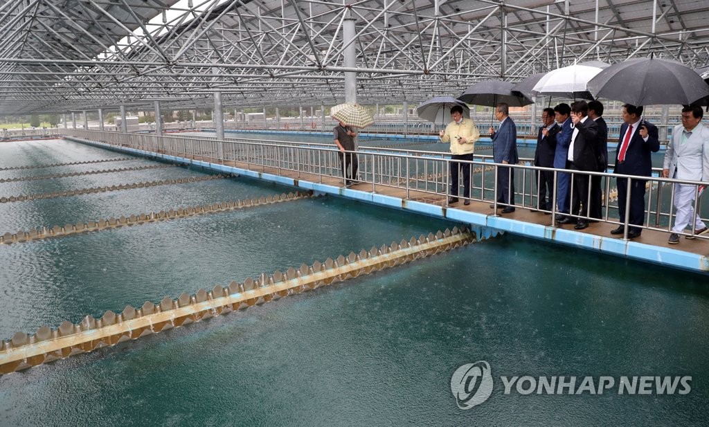 공촌정수사업소 돌아보는 김종인 비대위원장