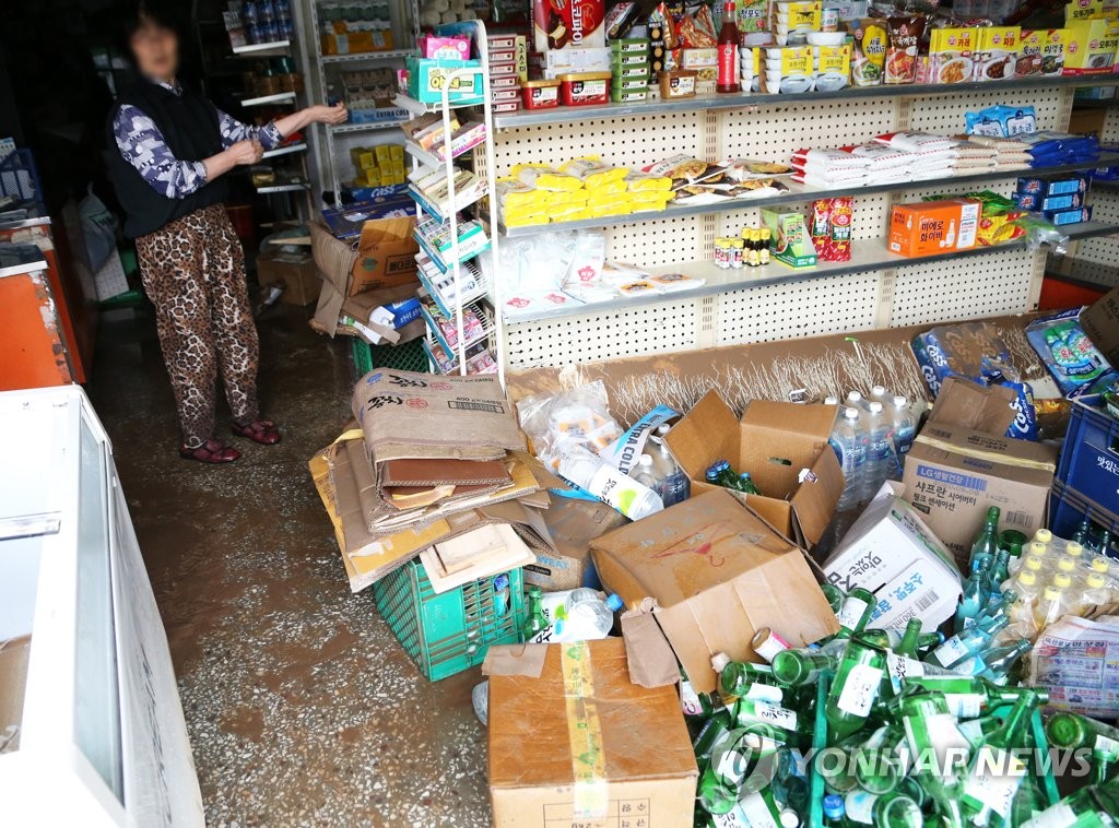 널브러진 슈퍼마켓 물품