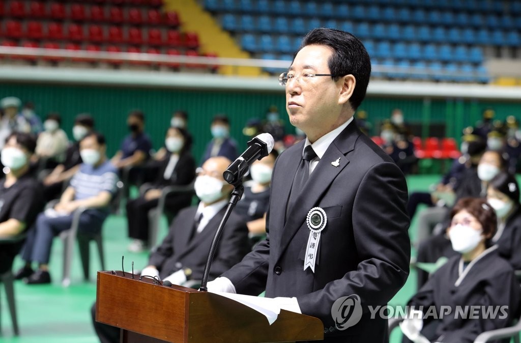 영결사하는 김영록 지사