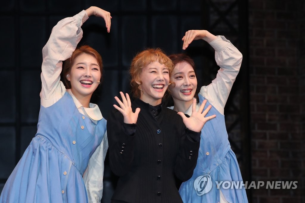 하트 만든 마리 퀴리와 안느