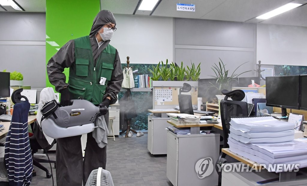 확진자 나온 서울시청, 서둘러 방역