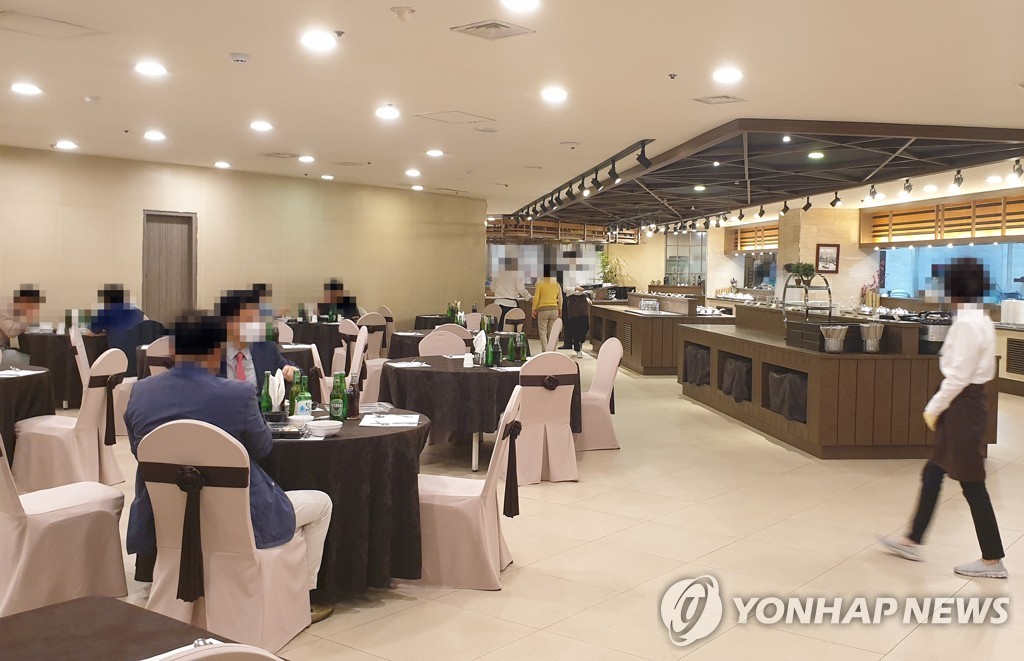의자 텅텅 빈 웨딩홀엔 49명만…뷔페 대신 도시락 식사