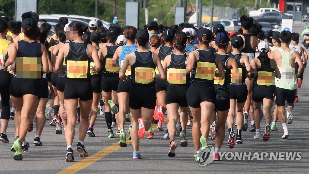 사회적 거리 두기 안 되는 마라톤대회