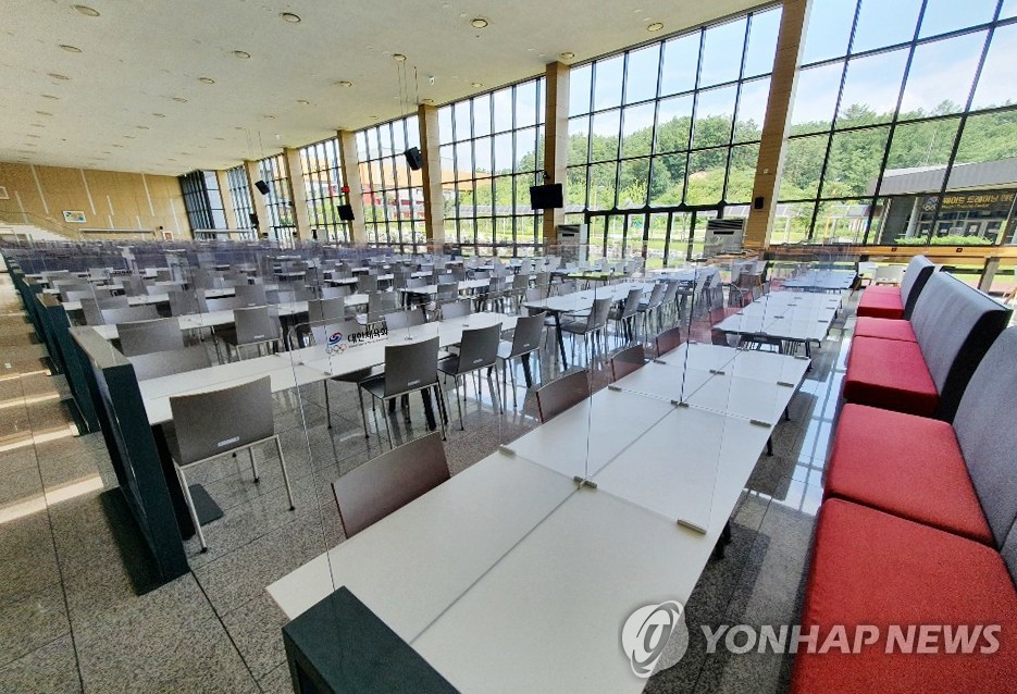 진천선수촌 식당 자리마다 설치된 칸막이