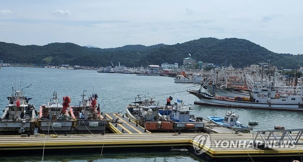 태풍 북상…대천항으로 피항한 어선들