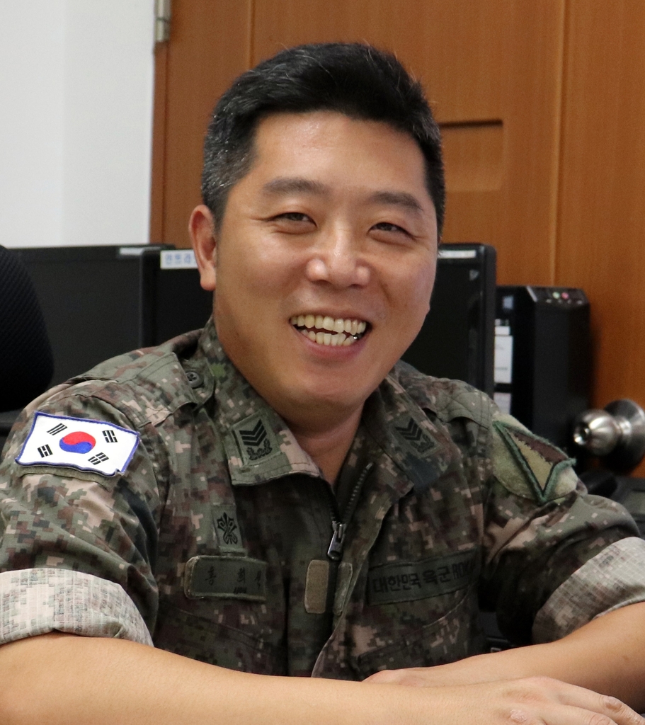 사다리서 추락한 아파트 경비원…러닝셔츠 벗어 지혈한 부사관