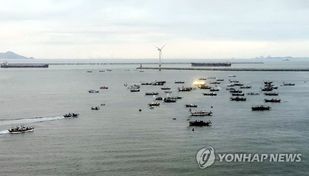 군산 앞바다 몰린 주꾸미 조업 어선
