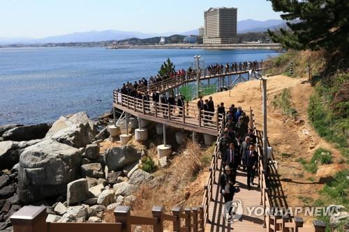 속초 바다향기로 일부 구간 파도에 또 파손…반쪽 개방