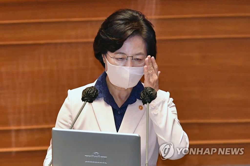 안경 만지는 추미애