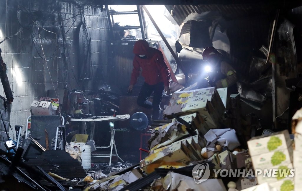 타버린 과일점..귀중품 챙기는 상인