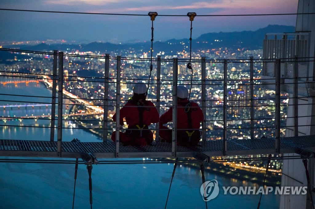 화려한 야경과 함께 즐기는 스카이브릿지 투어