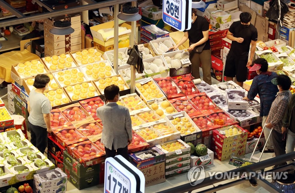 추석 앞두고 과일 사는 시민들
