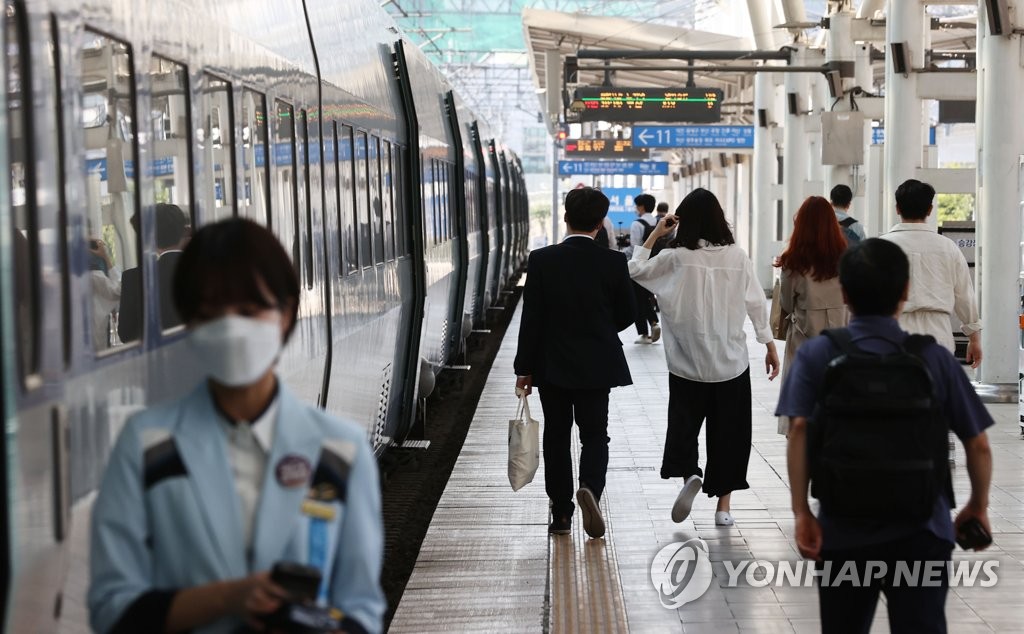 비교적 한산한 서울역