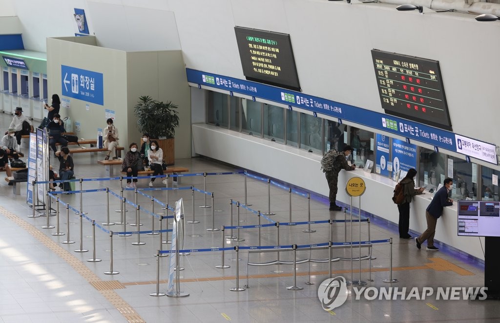 귀성 대신 추캉스?…서울역·터미널 썰렁·김포공항 북적