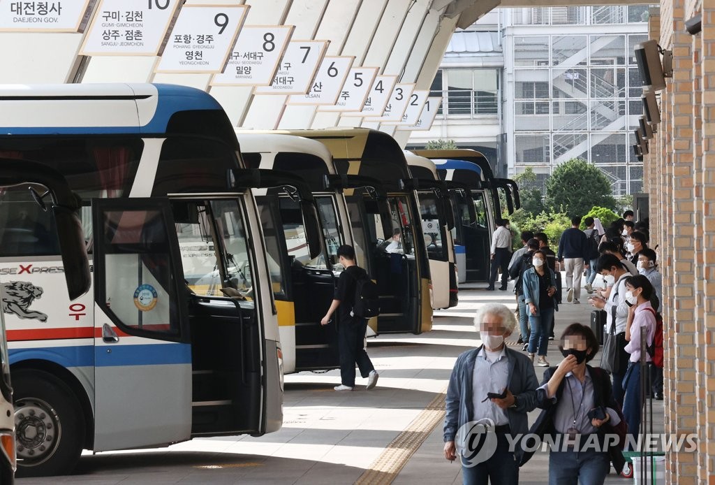 비교적 한산한 고속터미널