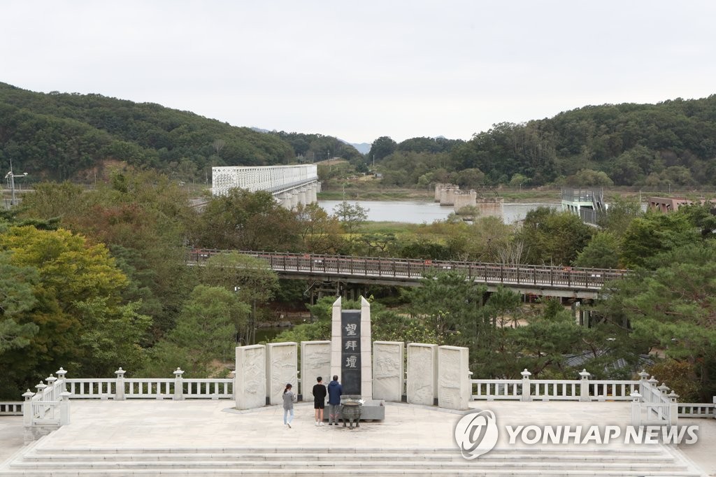 한산한 임진각 망배단