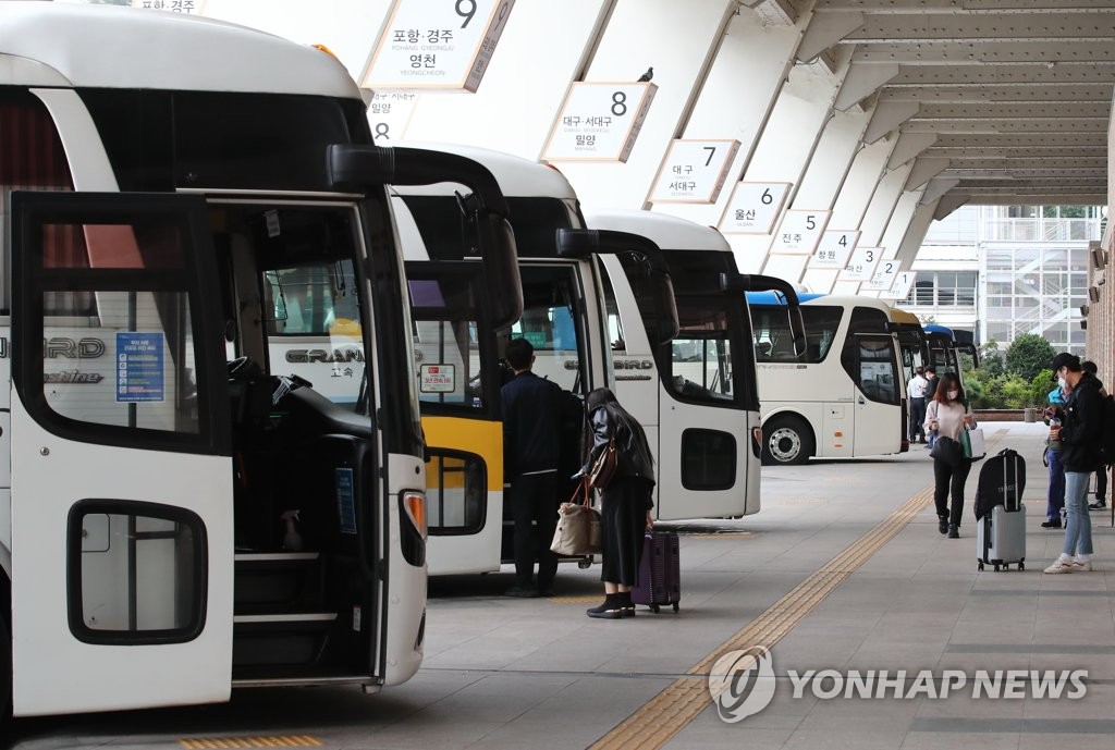 한산한 모습의 고속버스터미널
