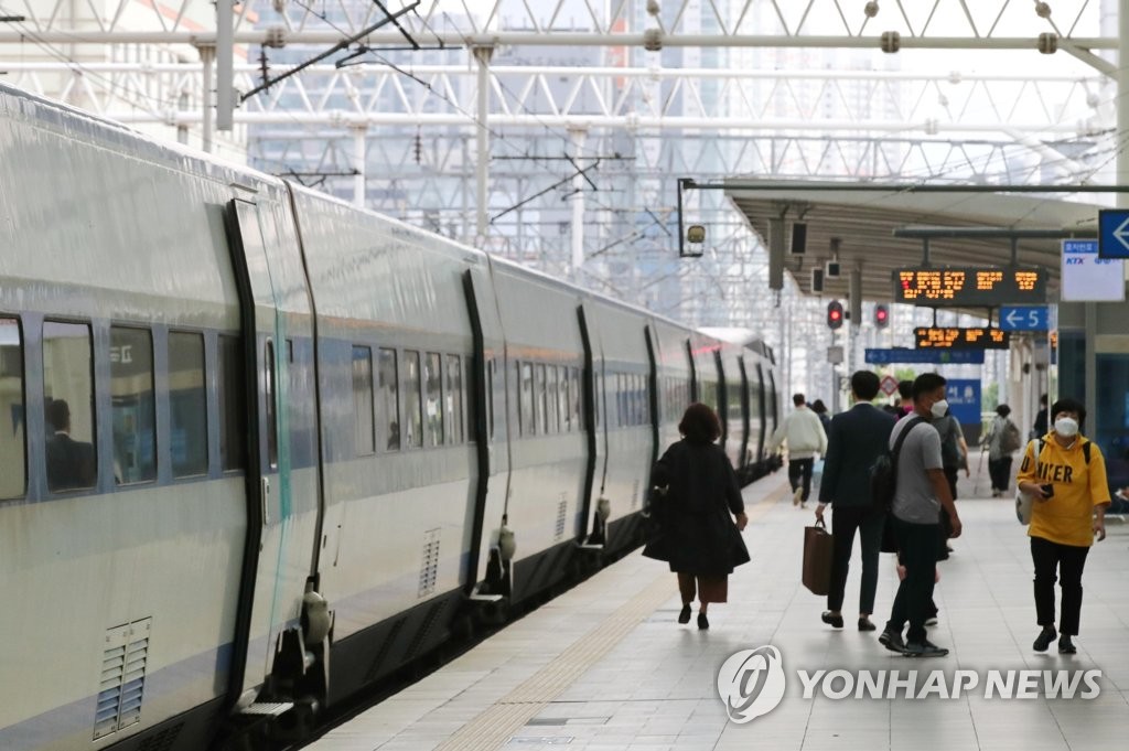 비교적 한산한 서울역