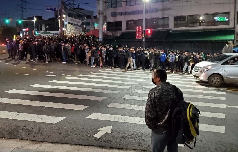 [르포] 일자리 어디 없소? 새벽 인력시장 가득 메운 이주노동자들
