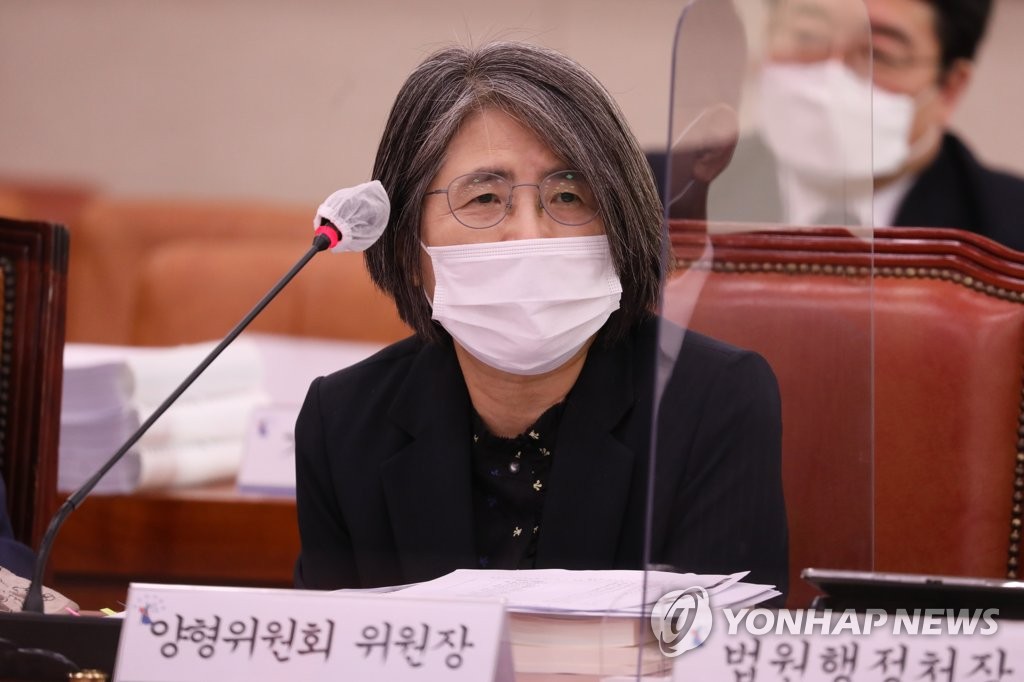 답변하는 김영란 양형위원회 위원장
